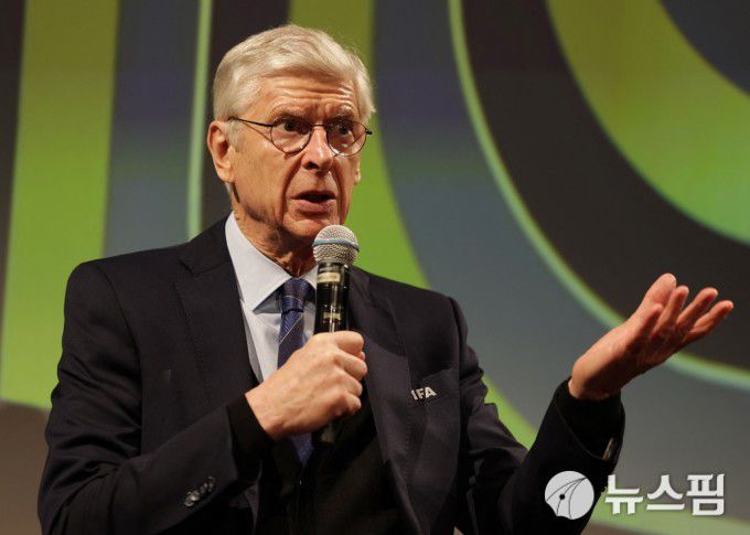 [워싱턴 로이터=뉴스핌] 박상욱 기자= FIFA 글로벌 축구 발전 책임자 아르센 벵거가 4일(현지시간) 미국 워싱턴DC 존 F. 케네디 공연예술센터에서 열린 국제축구연맹(FIFA) 월드컵 패널 토론에서 발언하고 있다. 2025.12.5 psoq1337@newspim.com