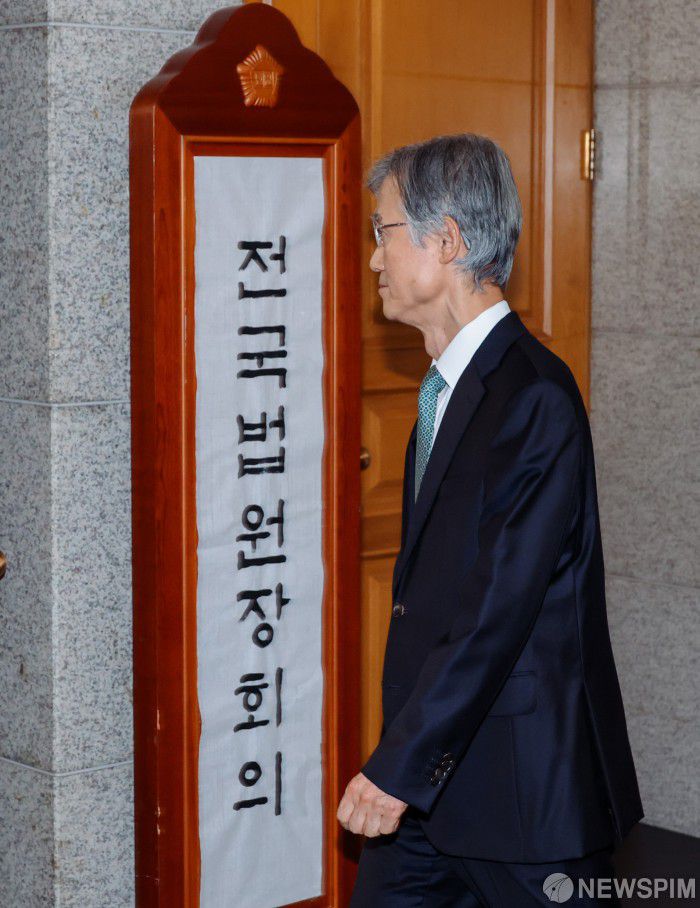 [서울=뉴스핌] 최지환 기자 = 조희대 대법원장이 5일 오후 서울 서초구 대법원에서 열린 전국법원장회의에 참석하고 있다. 2025.12.05 choipix16@newspim.com