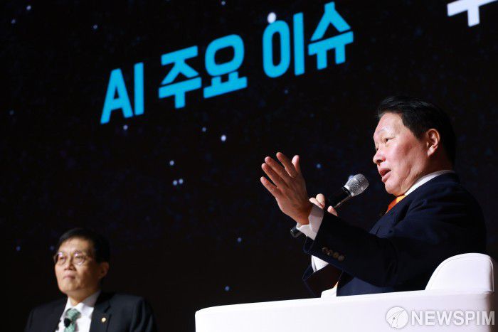 [서울=뉴스핌] 김학선 기자 = 최태원 대한상공회의소 회장과 이창용 한국은행 총재가 5일 서울 중구 대한상의 국제회의장에서 열린 제4회 BOK-KCCI 세미나에서 AI 관련 특별대담을 하고 있다. 2025.12.05 yooksa@newspim.com