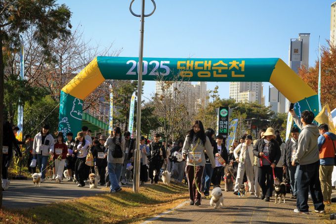 지난 11월에 열린 '댕댕순천, 힐링워크' 참가자들이 신대지구 생태회랑로에서 산책을 하고있다 [사진=순천시] 2025.12.05 chadol999@newspim.com