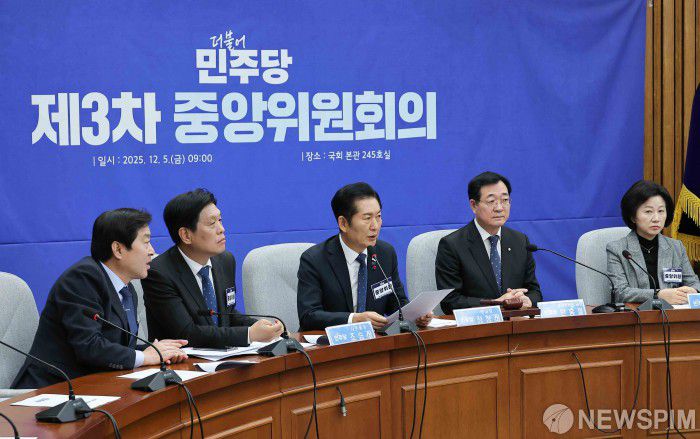 [서울=뉴스핌] 윤창빈 기자 = 정청래 더불어민주당 대표가 5일 서울 여의도 국회에서 열린 제3차 중앙위원회의에서 모두발언을 하고 있다. 2025.12.05 pangbin@newspim.com