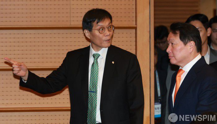 [서울=뉴스핌] 김학선 기자 = 이창용 한국은행 총재와 최태원 대한상공회의소 회장이 5일 서울 중구 대한상의 국제회의장에서 열린 제4회 BOK-KCCI 세미나에 참석하고 있다. 2025.12.05 yooksa@newspim.com