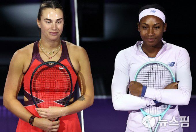 [리야드 로이터=뉴스핌] 박상욱 기자=코코 고프(오른쪽)와 아리나 사발렌카가 지난 11월 6일사우디아라비아 리야드 킹 사우드 대학교 실내 아레나에서 열린 여자프로테니스(WTA) 파이널 조별리그 경기를 앞두고 포즈를 취하고 있다. 2025.11.6 psoq1337@newspim.com