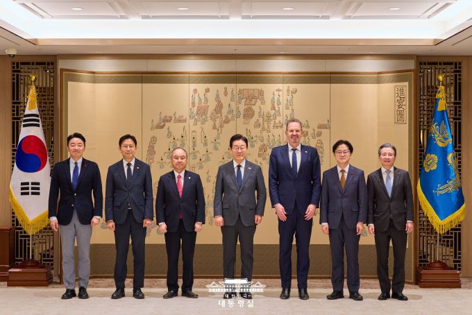 이재명 대통령과 손정의 소프트뱅크그룹 회장이 5일 용산 대통령실에서 한국 인공지능(AI) 산업과 생태계 발전 전략, 협력 방안에 대한 면담에서 기념사진을 찍고 있다. [사진=대통령실]