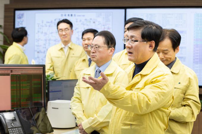 김성환 기후에너지환경부 장관(오른쪽)이 5일 오후 서울 영등포구에 위치한 한국전력공사 남서울본부에서 '전력수급 대책회의'를 개최한 이후 계통운영센터를 방문해 전력수급 비상대응체계를 점검하고 있다. [사진=기후에너지환경부] 2025.12.05 dream@newspim.com