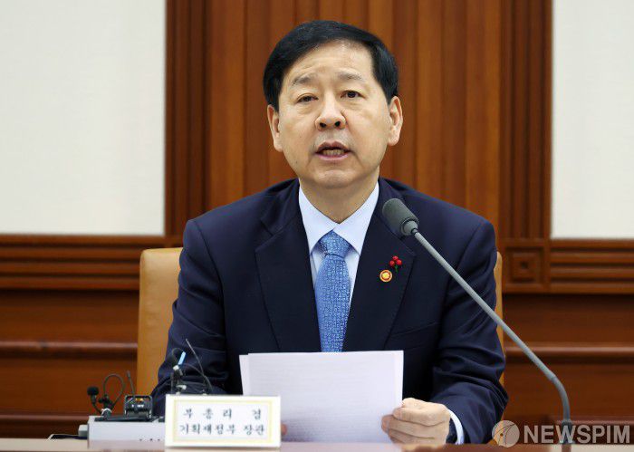 [서울=뉴스핌] 이길동 기자 = 구윤철 부총리 겸 기획재정부 장관이 2일 서울 종로구 정부서울청사에서 열린 경제관계장관회의 겸 물가관계장관회의를 주재하며 모두 발언을 하고 있다.2025.12.02 gdlee@newspim.com