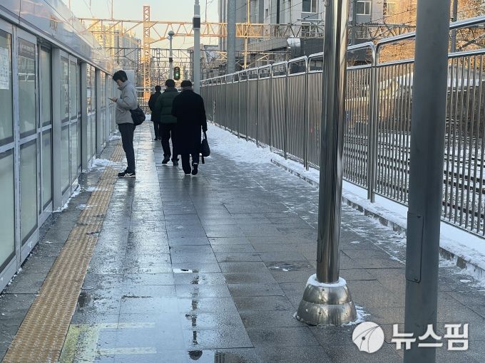 전날 많은 눈이 내린 5일 서울의 출근길. 서울 지하철 노량진역 역 승강장의 모습 [사진= 박우진 기자]