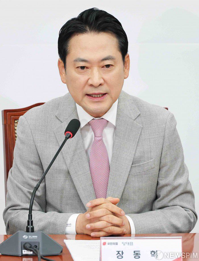 [서울=뉴스핌] 윤창빈 기자 = 장동혁 국민의힘 대표가 5일 서울 여의도 국회에서 열린 '혼용무도' 이재명정권 6개월 국정평가 회의에서 모두발언을 하고 있다. 2025.12.05 pangbin@newspim.com