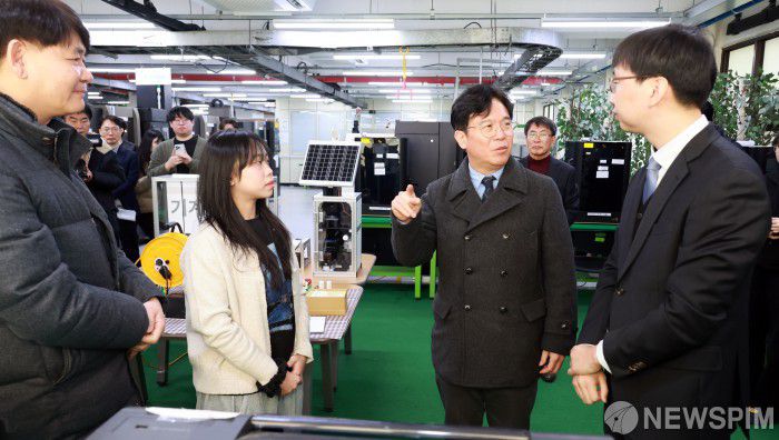 [서울=뉴스핌] 김영훈 고용노동부 장관이 5일 경기 안양시 소재 대림대학교에서 외국인 유학생 직업능력 개발 훈련 현장을 둘러보고 있다. [사진=고용노동부] 2025.12.05 photo@newspim.com