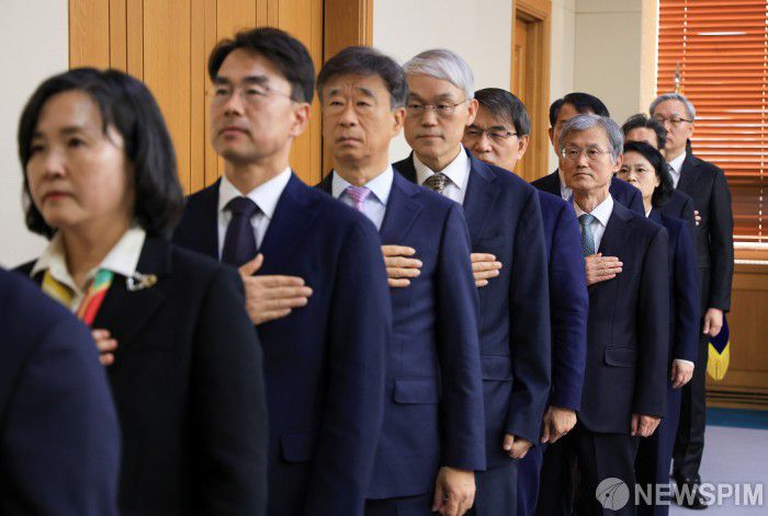 [서울=뉴스핌] 최지환 기자 = 5일 오후 서울 서초구 대법원에서 열린 전국법원장회의에 조희대 대법원장(가운데), 노태악 중앙선거관리위원장, 천대엽 법원행정처장 및 대법관들이 국민의례를 하고 있다. 2025.12.05 choipix16@newspim.com