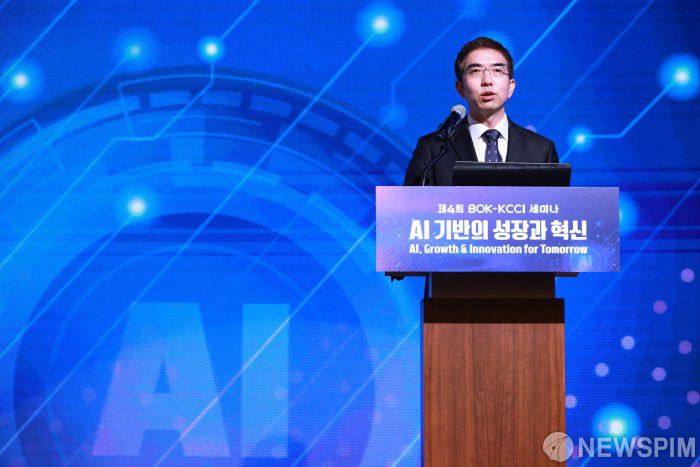 [서울=뉴스핌] 김학선 기자 = 이홍락 LG AI연구원장이 5일 서울 중구 대한상의 국제회의장에서 열린 제4회 BOK-KCCI 세미나에서 기조강연을 하고 있다. 2025.12.05 yooksa@newspim.com