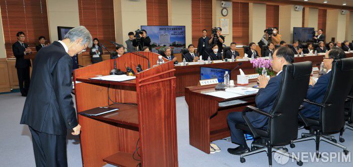 [서울=뉴스핌] 최지환 기자 = 조희대 대법원장이 5일 오후 서울 서초구 대법원에서 열린 전국법원장회의에서 모두발언을 마치고 고개 숙여 인사하고 있다. 2025.12.05 choipix16@newspim.com