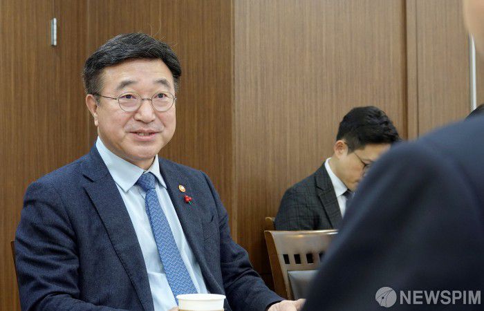 [서울=뉴스핌] 윤호중 행정안전부 장관이 5일 오전 서울 영등포 의원회관에서 열린 '사회연대경제 관계자 조찬간담회'에 참석해 인사말을 하고 있다. [사진=행정안전부] 2025.12.05 photo@newspim.com