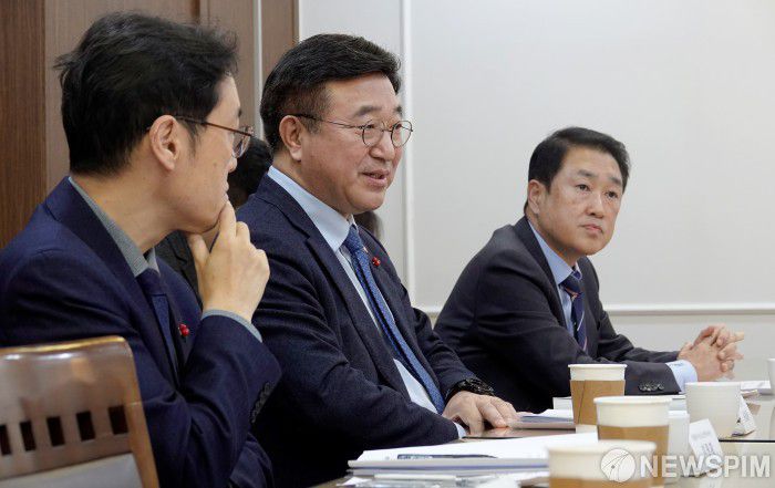 [서울=뉴스핌] 윤호중 행정안전부 장관이 5일 오전 서울 영등포 의원회관에서 열린 '사회연대경제 관계자 조찬간담회'에 참석해 인사말을 하고 있다. [사진=행정안전부] 2025.12.05 photo@newspim.com