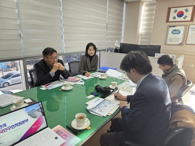 이억배 외국인주민지원본부장(왼쪽 첫번째)이 4일 안산시외국인주민지원본부를 방문한 아사히신문 기자들에게 외국인정책에 대해 설명하고 있다. [사진=안산시]