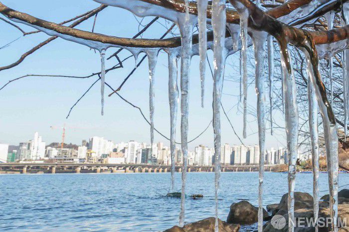 [서울=뉴스핌] 윤창빈 기자 = 연일 강추위가 지속되고 있는 5일 서울 여의도 한강변에 고드름이 얼어있다. 2025.12.05 pangbin@newspim.com