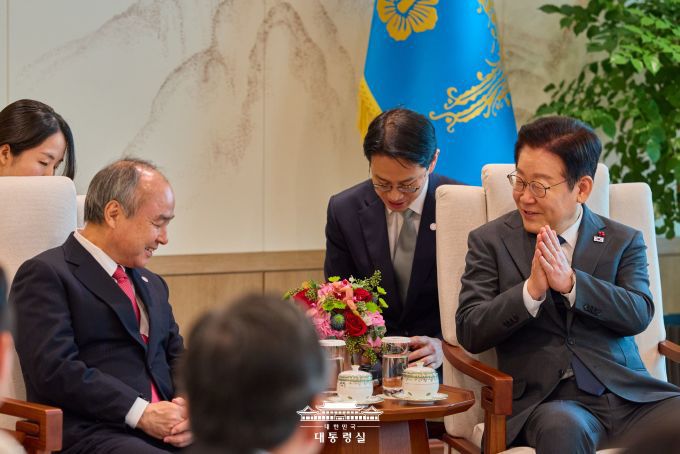이재명 대통령과 손정의 소프트뱅크그룹 회장이 5일 용산 대통령실에서 한국 인공지능(AI) 산업과 생태계 발전 전략, 협력 방안에 대한 수준 높은 대화를 하고 있다. [사진=대통령실]