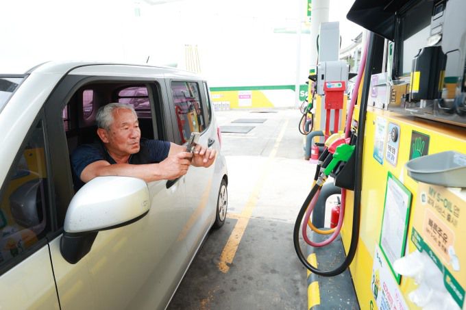 용인특례시가 운영하는 '장애인 등 우선배려 주유서비스' 이용 모습.[사진=용인시]