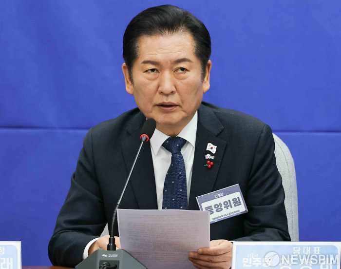 [서울=뉴스핌] 윤창빈 기자 = 정청래 더불어민주당 대표가 5일 서울 여의도 국회에서 열린 제3차 중앙위원회의에서 모두발언을 하고 있다. 2025.12.05 pangbin@newspim.com