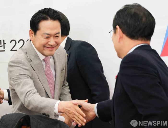 [서울=뉴스핌] 윤창빈 기자 = 장동혁 국민의힘 대표가 5일 서울 여의도 국회에서 열린 '혼용무도' 이재명정권 6개월 국정평가 회의에 참석하고 있다. 2025.12.05 pangbin@newspim.com