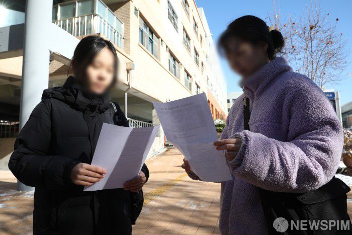 [서울=뉴스핌] 이형석 기자 = 2026학년도 대학수학능력시험 성적표 배부일인 5일 오전 서울 여의도 인근 고등학교에서 학생들이 성적표를 확인하고 있다. 2025.12.05 leehs@newspim.com