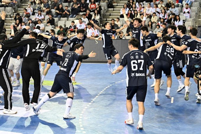 [서울=뉴스핌] 장환수 스포츠전문기자= 두산 선수들이 4월 26일 SK를 꺾고 2024-2025 핸드볼 H리그 남자부 우승을 확정한 뒤 기뻐하고 있다. [사진=한국핸드볼연맹] 2025.04.26 zangpabo@newspim.com