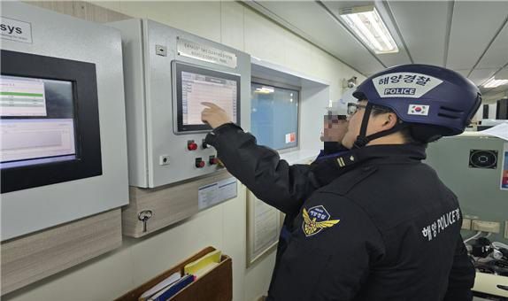 평택해양경찰서 직원과 선박 관계자가 황산화물배기가스 알림장치 작동 여부를 확인하고 있다[사진=평택해경]