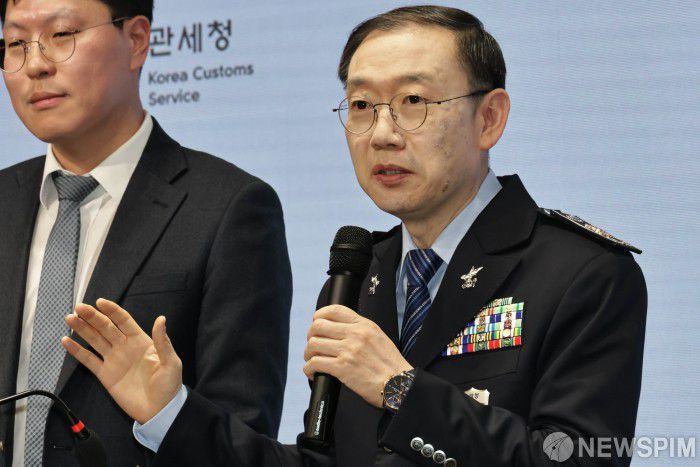 [서울=뉴스핌] 양윤모 기자 = 이명구 관세청장이 5일 오전 서울 강남구 논현동 서울세관에서 '마약 단속 국제공조 추진 현황 및 관세청 마약 단속 종합 대책'을 발표후 관계자들과 함께 질의응답에 참석하고 있다.  관세청은 올해 1∼10월까지 국경단계서 적발된 마약 규모는 2천913㎏으로, 지난해 같은 기간의 4배로 급증하며 역대 최대치를 기록했으며,경로별로 항공 여행자가 1년 전보다 2배 넘은 505건으로 가장 많았다고 발표했다. 2025.12.05  yym58@newspim.com