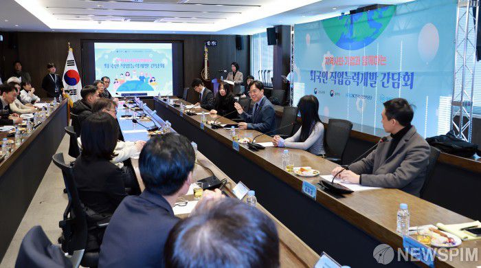 [서울=뉴스핌] 김영훈 고용노동부 장관이 5일 경기 안양시 소재 대림대학교에서 열린 ‘외국인 직업능력개발 지원방안 간담회’에서 발언을 하고 있다. [사진=고용노동부] 2025.12.05 photo@newspim.com