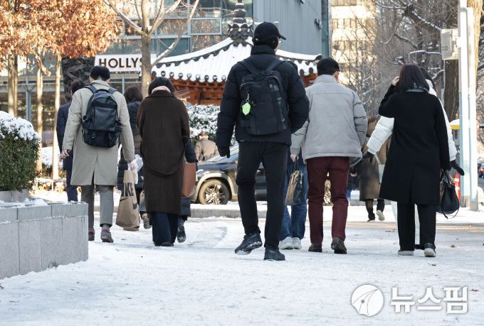 폭설로 서울 도심 곳곳이 빙판길로 변하면서 5일 출근길 시민들이 불편을 겪었다. 이날 대체로 대중교통을 이용하면서 버스정류장과 지하철역은 이른 시간부터 시민들이 몰리면서 극심한 교통 혼잡이 빚어졌다. [양윤모 기자/yym58@newspim.com]