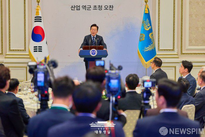 [서울=뉴스핌] 이재명 대통령이 4일 서울 종로구 청와대 영빈관에서 열린 산업 역군 초청 오찬 행사에서 발언하고 있다. [사진=대통령실] 2025.12.04 photo@newspim.com