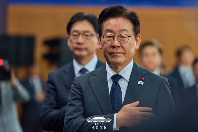 이재명 대통령이 5일 충남 천안시 한국기술교육대학교에서 열린 '충남의 마음을 듣다' 타운홀 미팅에서 국민의례를 하고 있다. [사진=대통령실]