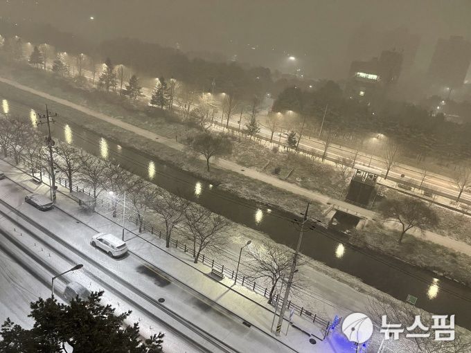 [수원=뉴스핌] 박승봉 기자 = 경기도가 4일 밤부터 5일 새벽까지 도내 전역에 내린 1~6.6cm의 눈과 급격한 한파로 5일 출근길 빙판 사고 위험이 매우 큰 상황이라며 도민들에게 각별한 주의를 당부했다. 광명시 목감천 인근 눈이 내리고 있다. 2025.12.05 1141world@newspim.com