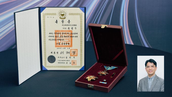 제62회 무역의 날 기념식에서 SK하이닉스 류성수 부사장(미주 담당)이 수상한 은탑산업훈장 [사진=SK하이닉스]