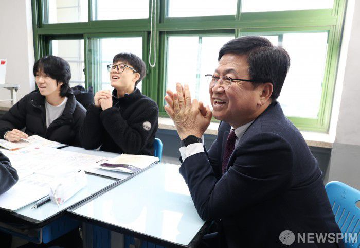 [서울=뉴스핌] 최교진 교육부 장관이 1일 오전 서울 관악구 난우중학교에서 헌법 수업 참관을 하고 있다. [사진=교육부] 2025.12.01 photo@newspim.com