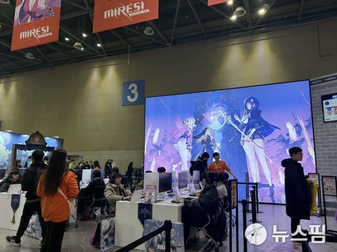 [고양=뉴스핌] 이성화 기자 = 5일 일산 킨텍스에서 열린 'AGF 2025' 스마일게이트 '미래시: 보이지 않는 미래' 시연존 모습. 2025.12.05 shl22@newspim.com