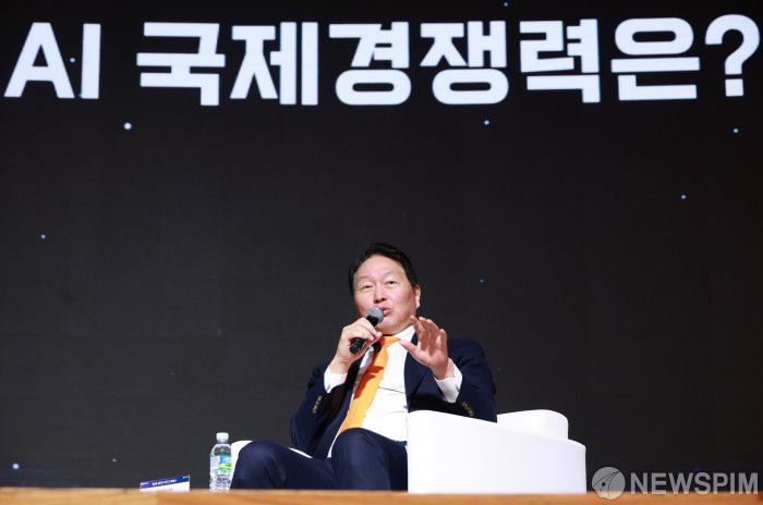 [서울=뉴스핌] 김학선 기자 = 최태원 대한상공회의소 회장이 5일 서울 중구 대한상의 국제회의장에서 열린 제4회 BOK-KCCI 세미나에서 이창용 한국은행 총재와 AI 관련 특별대담을 하고 있다. 2025.12.05 yooksa@newspim.com