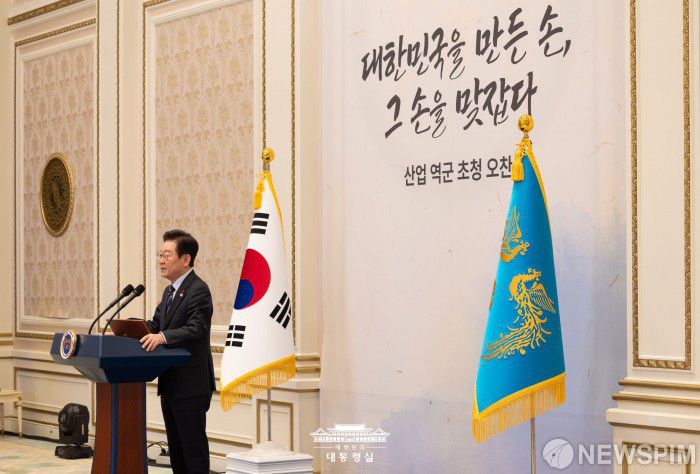 [서울=뉴스핌] 이재명 대통령이 4일 서울 종로구 청와대 영빈관에서 열린 산업 역군 초청 오찬 행사에서 발언하고 있다. [사진=대통령실] 2025.12.04 photo@newspim.com