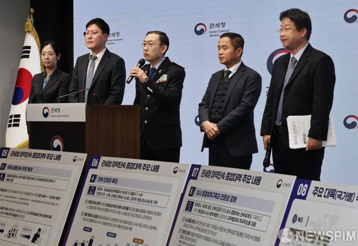 [서울=뉴스핌] 양윤모 기자 = 이명구 관세청장이 5일 오전 서울 강남구 논현동 서울세관에서 '마약 단속 국제공조 추진 현황 및 관세청 마약 단속 종합 대책'을 발표후 관계자들과 함께 질의응답에 참석하고 있다.  관세청은 올해 1∼10월까지 국경단계서 적발된 마약 규모는 2천913㎏으로, 지난해 같은 기간의 4배로 급증하며 역대 최대치를 기록했으며,경로별로 항공 여행자가 1년 전보다 2배 넘은 505건으로 가장 많았다고 발표했다. 2025.12.05  yym58@newspim.com