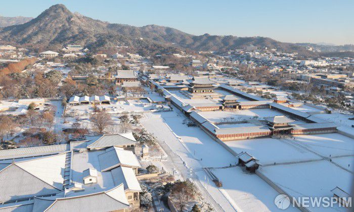 [서울=뉴스핌] 이길동 기자 =5일 오전 서울 종로구 경복궁과 북악산이 어젯밤 내린 눈으로 덮여 있다. 2025.12.05 gdlee@newspim.com