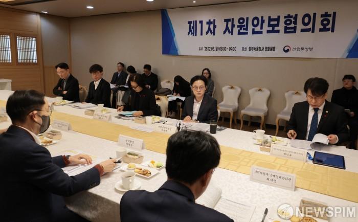 [서울=뉴스핌] 이길동 기자 = 김정관 산업통상부 장관이 5일 서울 종로구 정부서울청사에서 열린 제1차 자원안보협의회 회의를 주재하며 모두 발언을 하고  있다. 2025.12.05 gdlee@newspim.com