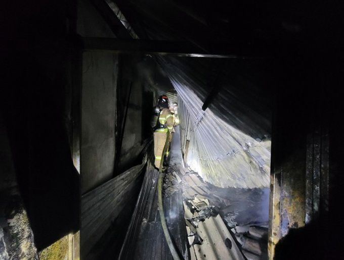 5일 오전 1시56분쯤 경북 문경시 신기동의 한 단독주택에서 화재가 발생해 3명이 부상을 입었다.[사진=경북소방본부]2025.12.05 nulcheon@newspim.com