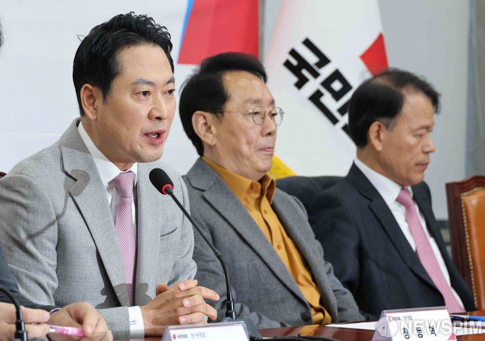 [서울=뉴스핌] 윤창빈 기자 = 장동혁 국민의힘 대표가 5일 서울 여의도 국회에서 열린 '혼용무도' 이재명정권 6개월 국정평가 회의에서 모두발언을 하고 있다. 2025.12.05 pangbin@newspim.com