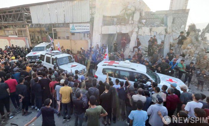 적십자 차량이 2023년 10월 7일 공격 이후 가자에서 억류됐던 인질들을 이송하고 있다. 이 인질들은 13일 하마스와 이스라엘 간의 휴전 및 인질-수감자 교환 합의의 일환으로 인도되었다. [사진=로이터 뉴스핌]