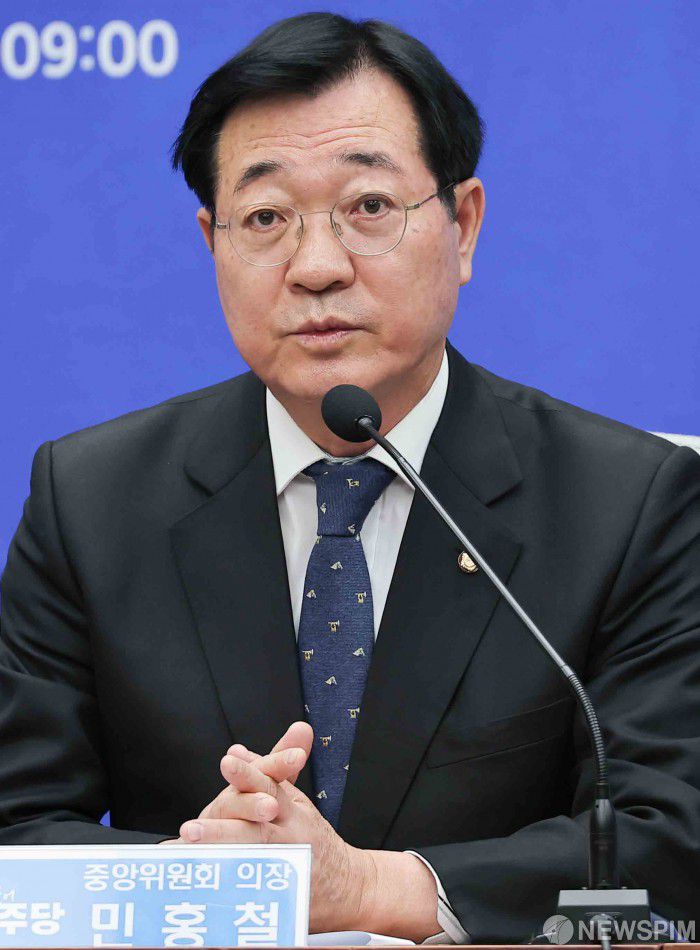 [서울=뉴스핌] 윤창빈 기자 = 민홍철 더불어민주당 중앙위원회 의장이 5일 서울 여의도 국회에서 열린 제3차 중앙위원회의에서 모두발언을 하고 있다. 2025.12.05 pangbin@newspim.com