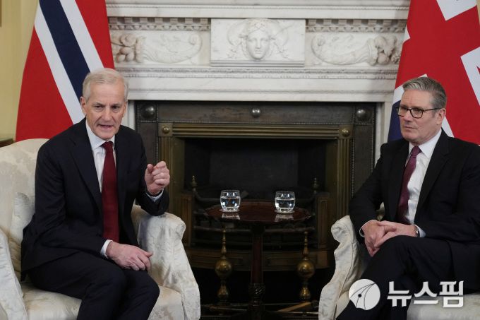 키어 스타머(오른쪽) 영국 총리와 요나스 가르 스퇴레 노르웨이 총리가 4일(현지 시간) 영국 런던 총리실에서 정상회담을 가졌다. [사진=로이터 뉴스핌]