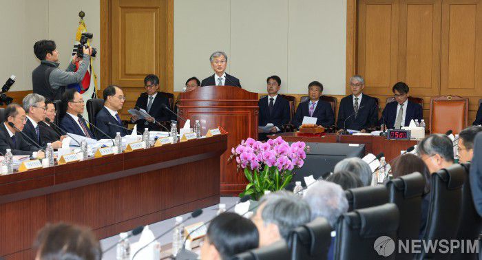 [서울=뉴스핌] 최지환 기자 = 조희대 대법원장이 5일 오후 서울 서초구 대법원에서 열린 전국법원장회의에서 모두발언을 하고 있다. 2025.12.05 choipix16@newspim.com