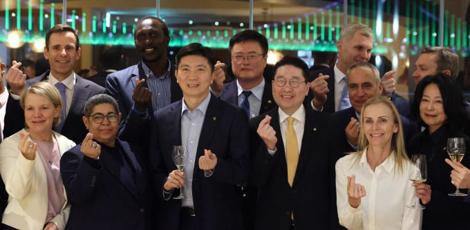 [서울=뉴스핌] 김대현 문화체육관광부 제2차관과 유승민 대한체육회장이 4일 세계도핑방지기구(WADA) 총회가 열리고 있는 부산의 한 식당에서 국제올림픽위원회(IOC) 위원 만찬 행사를 열고 참석자와 기념촬영을 하고 있다. [사진 = 문화체육관광부] 2025.12.04 wcn05002@newspim.com