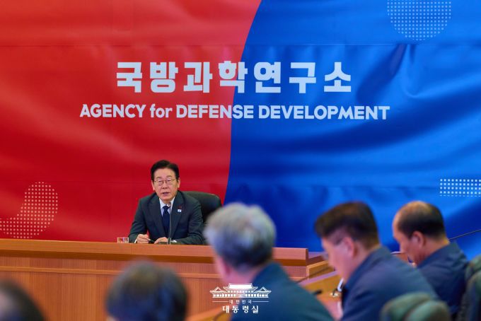 이재명 대통령이 5일 오후 충남 천안에서 열린 충남 타운홀 미팅을 마친 뒤 대전에 있는 국방과학연구소(ADD)를 찾아 연구개발 현황과 성과를 보고받고 있다. [사진=대통령실]