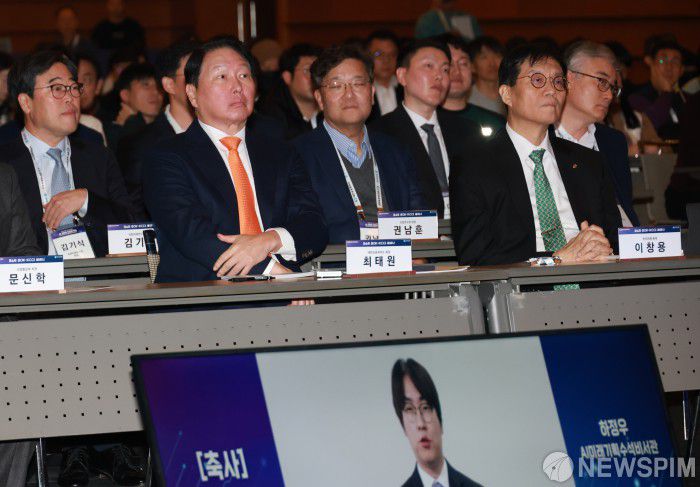 [서울=뉴스핌] 김학선 기자 = 이창용 한국은행 총재와 최태원 대한상공회의소 회장이 5일 서울 중구 대한상의 국제회의장에서 열린 제4회 BOK-KCCI 세미나에 참석해 하정우 대통령실 AI미래기획수석비서관의 영상축사를 듣고 있다. 2025.12.05 yooksa@newspim.com